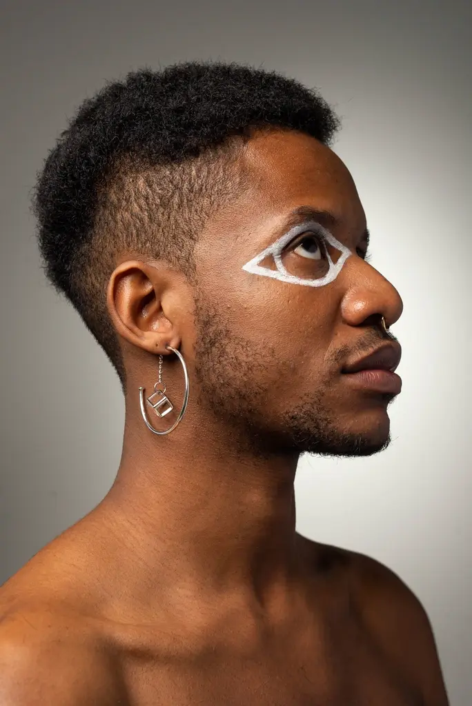 Retrato de perfil com maquiagem gráfica nos olhos para a Kita Bacana